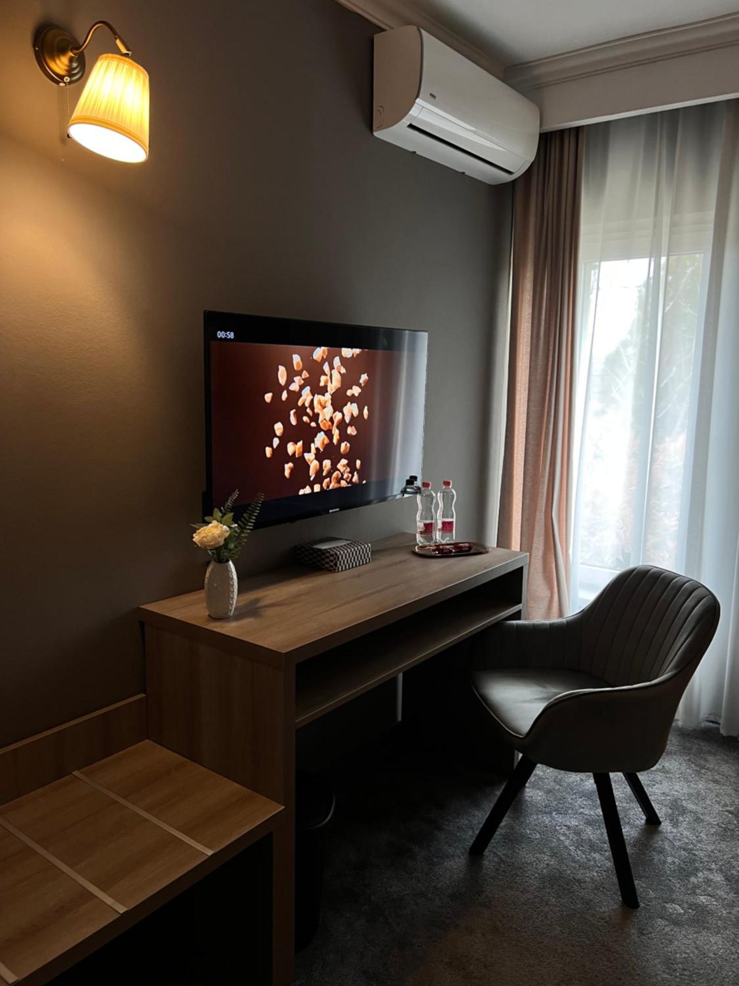 Hotel Coco ティミショアラ エクステリア 写真